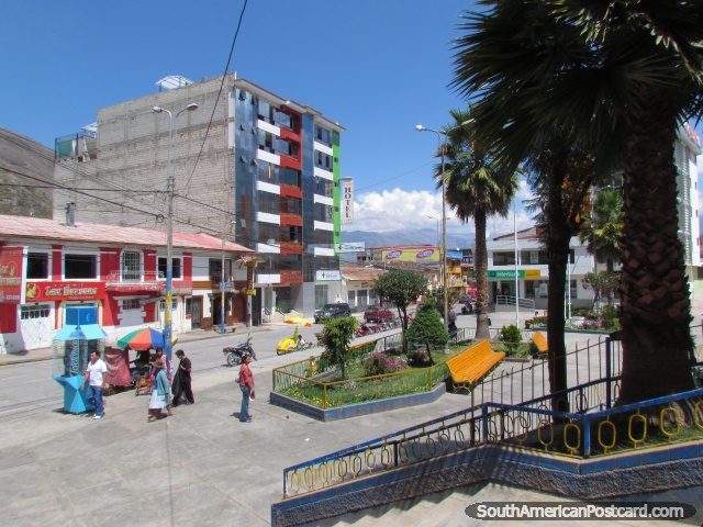 Lojas e hotéis em volta de Praça Micaela Bastidas em Abancay. (640x480px). Peru, América do Sul.