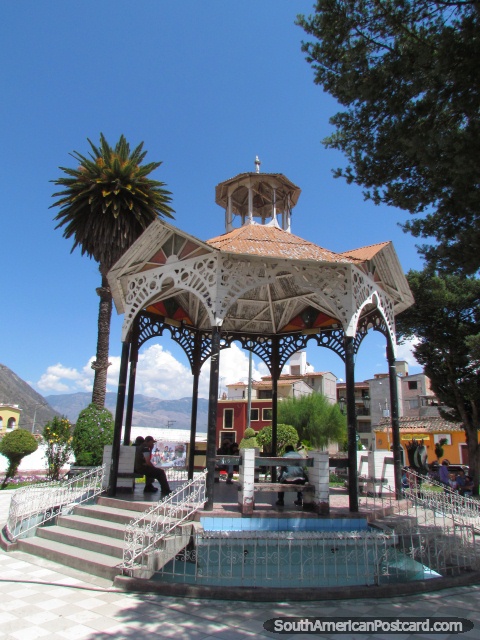 Un quiosco abierto para sentarse en el centro de Plaza de Armas en Abancay. (480x640px). Per, Sudamerica.