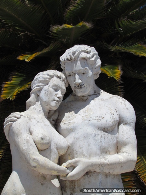 Estátuas de homem e mulher brancas em Parque Centenario em Abancay. (480x640px). Peru, América do Sul.
