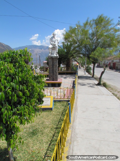 Monumento a escritor y el periodista Jose Carlos Mariategui (1894-1930) en parque Abancay. (480x640px). Perú, Sudamerica.