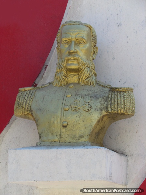 Andres Avelino Caceres (1836-1923) monumento em Abancay, antigo presidente do Peru. (480x640px). Peru, América do Sul.
