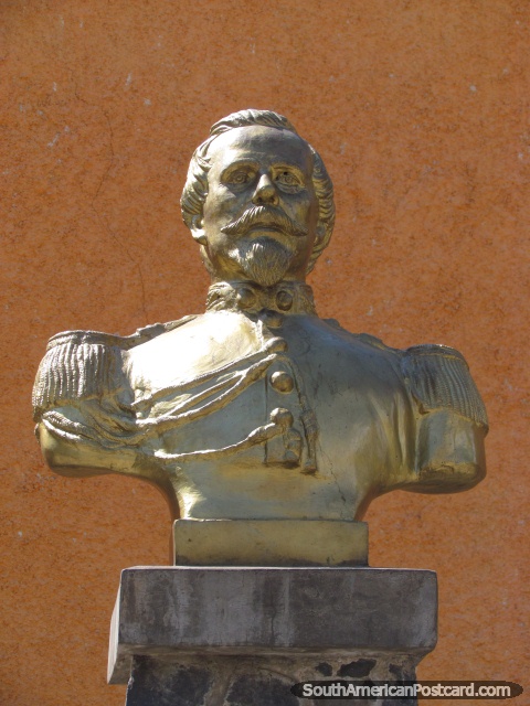 El héroe militar Francisco Bolognesi Cervantes (1816-1880), monumento en Abancay. (480x640px). Perú, Sudamerica.