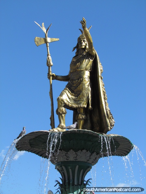 Guerrero Incaico en la cima de la fuente en Plaza de Armas en Cusco. (480x640px). Per, Sudamerica.