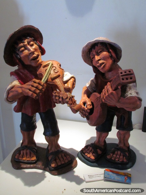 Los músicos tocan la guitarra y el violín arte de cerámica en la Galería de Mérida en Cusco. (480x640px). Perú, Sudamerica.