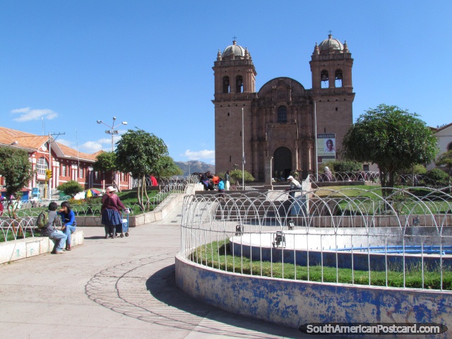 Plaza Belen, fuente y iglesia en Cusco. (640x480px). Per, Sudamerica.