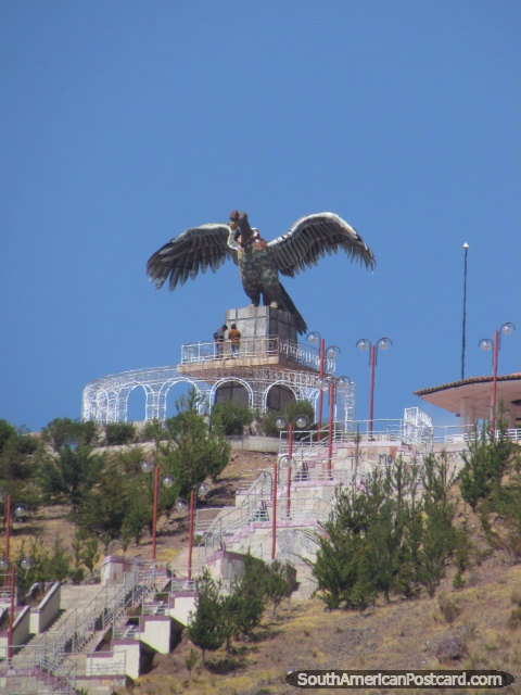 Enorme monumento de pássaro na colina em Puno. (480x640px). Peru, América do Sul.