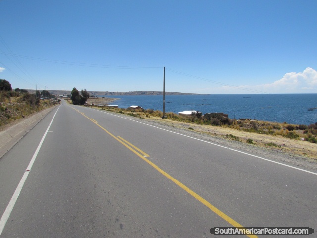 O caminho junto do Lago Titicaca de Puno a Yunguyo. (640x480px). Peru, América do Sul.