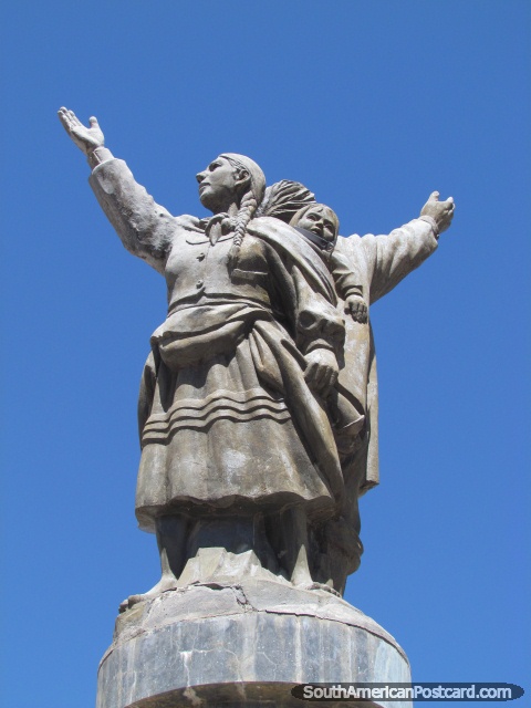 Monumento de una mujer y nio en Yunguyo. (480x640px). Per, Sudamerica.