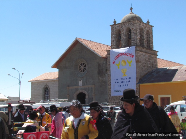 La iglesia en Yunguyo y una celebración fuera. (640x480px). Perú, Sudamerica.