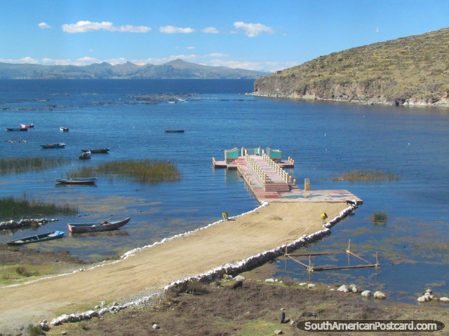 Um cais e bela baïa perto de Zepita em Lago Titicaca. (640x480px). Peru, América do Sul.