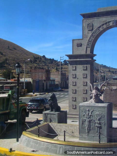 Monumento de piedra en Juli, Cuna de la Diablada. (480x640px). Per, Sudamerica.