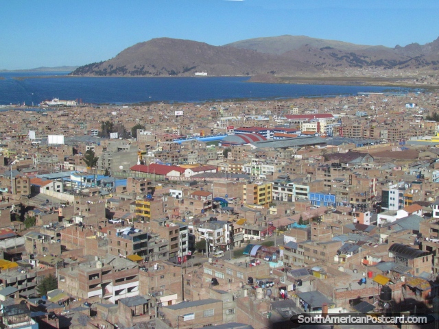 Contemplando do alto de Puno e o Lago Titicaca. (640x480px). Peru, América do Sul.