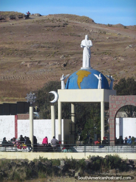 Monumento na entrada no cemitrio em Paucarcolla entre Puno e Juliaca. (480x640px). Peru, Amrica do Sul.