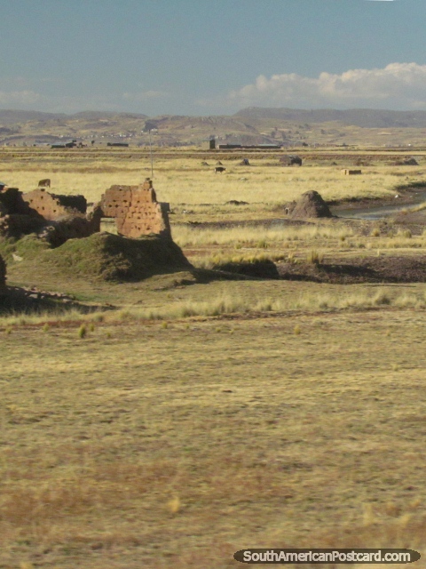 Os terrenos abertos rodeiam-se de colinas em Paucarcolla. (480x640px). Peru, Amrica do Sul.