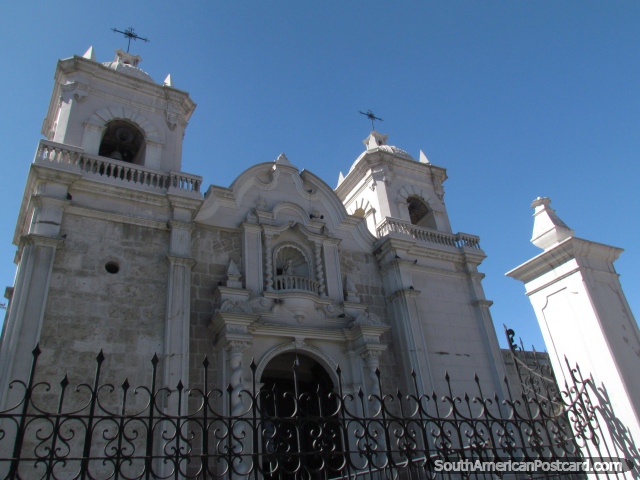 Iglesia de piedra blanca Parroquial de Santa Marta en Arequipa. (640x480px). Per, Sudamerica.
