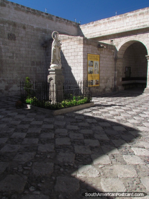 Entrada de pedra arcada do Museu de Santa Teresa em Arequipa. (480x640px). Peru, América do Sul.