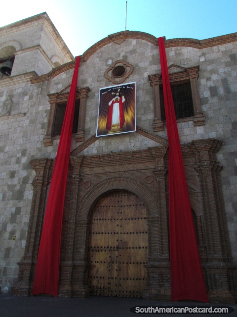A entrada grande de Convento de São Francisco com porta de madeira arcada, Arequipa. (480x640px). Peru, América do Sul.