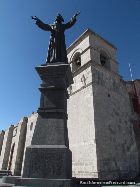 Estátua e campanário da igreja em Praça San Francisco em Arequipa. (480x640px). Peru, América do Sul.