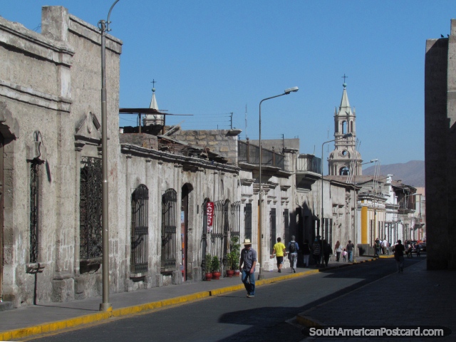 Las calles de la ciudad hermosas en Arequipa con viejos edificios. (640x480px). Perú, Sudamerica.