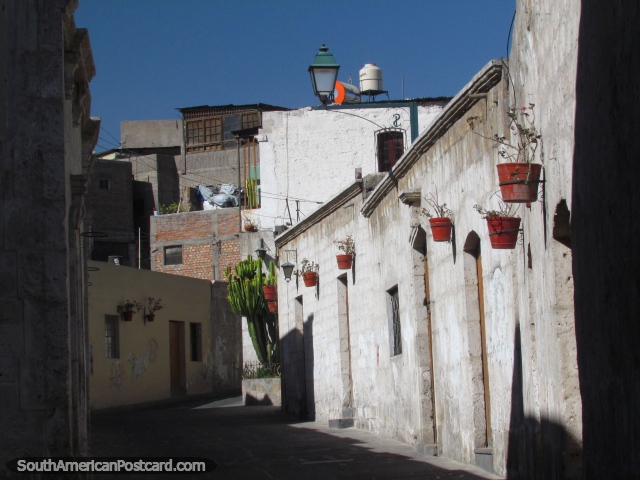Pasajes peatonales estrechos entre casas con macetas en barrio San Lazaro en Arequipa. (640x480px). Perú, Sudamerica.
