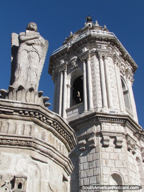 Convento de Santo Domingo, monumento e torre em Arequipa. (480x640px). Peru, América do Sul.