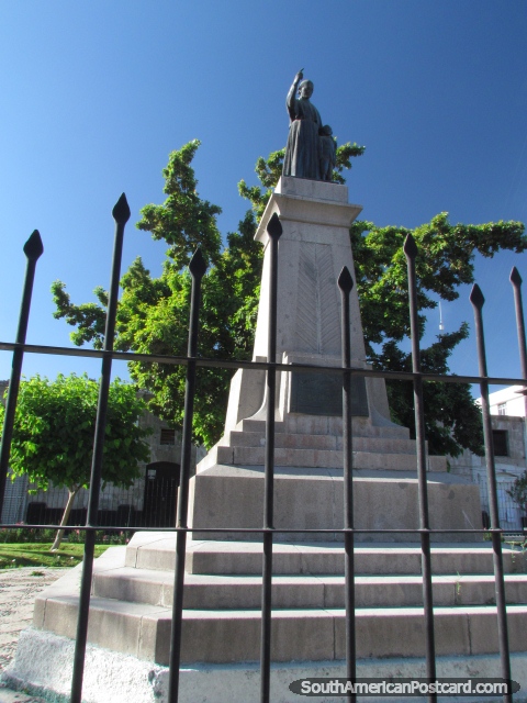 Monumento al padre Hipolito Duhamel en Parque Duhamel en Arequipa. (480x640px). Perú, Sudamerica.