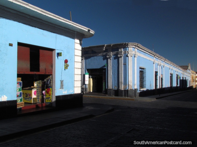 Un edificio histrico azul largo de una calle del adoqun en Arequipa. (640x480px). Per, Sudamerica.