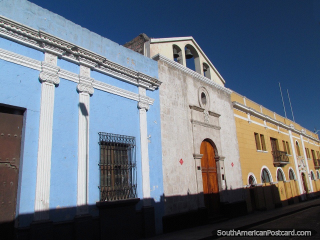 Igreja branca - Templo Nuestro Senor do Refugio com 3 sinos, Arequipa. (640x480px). Peru, Amrica do Sul.