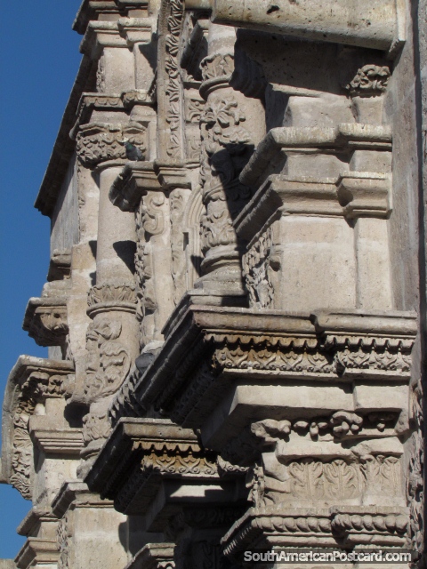 Diseños intrincados en piedra en el lado de un edificio en Arequipa. (480x640px). Perú, Sudamerica.
