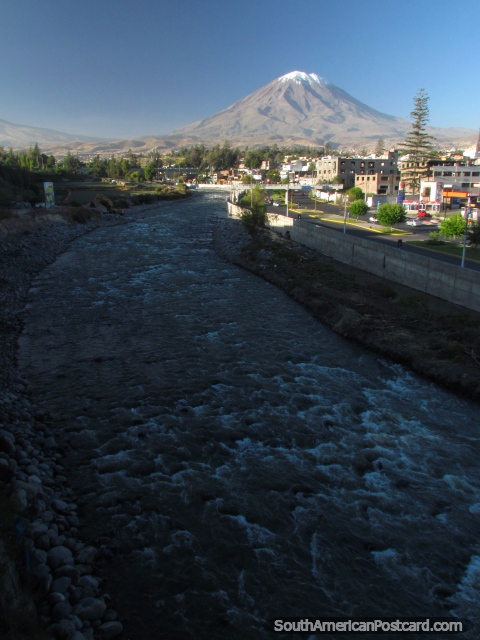 Volcan Misti e o rio em Arequipa. (480x640px). Peru, América do Sul.