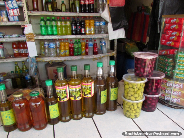 Aceite de oliva fresco y aceitunas de una tienda en Yauca, al norte de Camana. (640x480px). Per, Sudamerica.