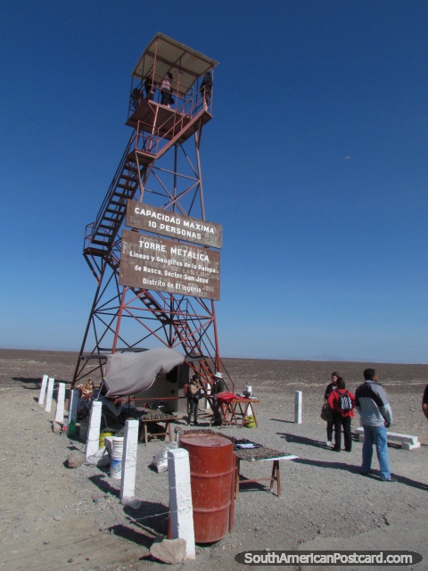 A torre de miradouro a 26 km ao norte de Nazca para examinar as Linhas Nazca. (480x640px). Peru, América do Sul.