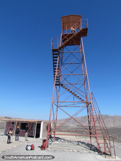 La torre del mirador para ver Palpa Geoglyphs al norte de Nazca. (480x640px). Per, Sudamerica.