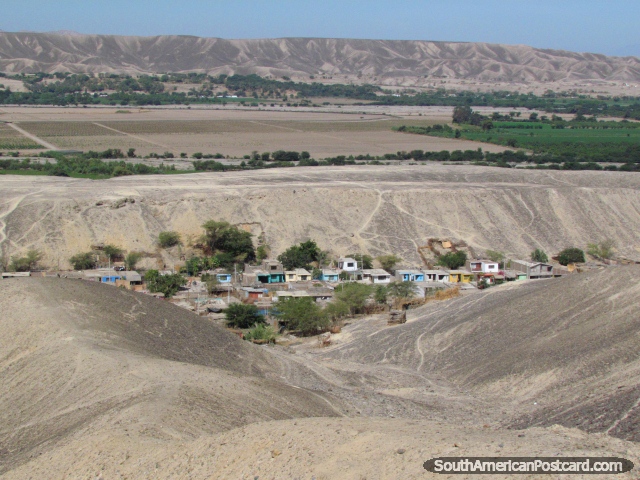Casas en un valle entre Nazca y Ica. (640x480px). Per, Sudamerica.