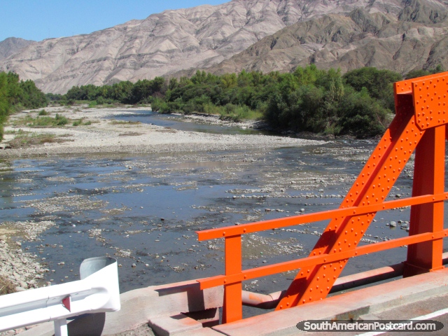 Cruzar o rio em uma ponte cor-de-laranja em Palpa entre Nazca e Ica. (640x480px). Peru, Amrica do Sul.