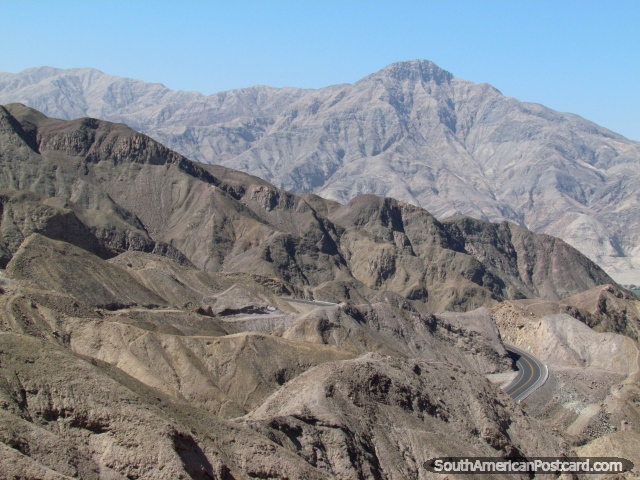 The Panamericana weaves up the mountains south of Ica. (640x480px). Peru, South America.