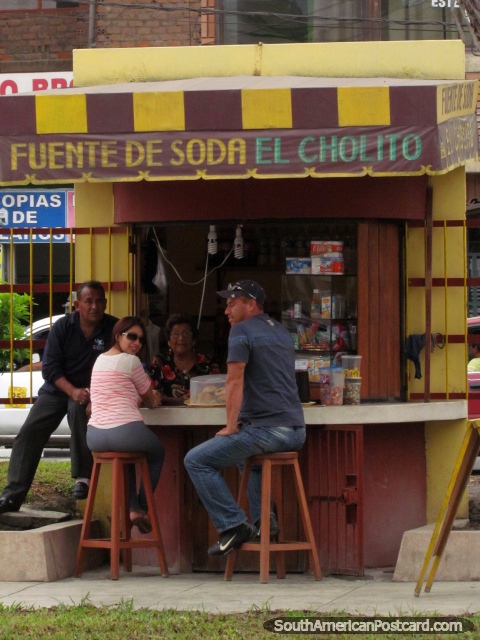 Fuente de Soda - el El Cholito, el zumo y el caf estn de pie en Chimbote. (480x640px). Per, Sudamerica.
