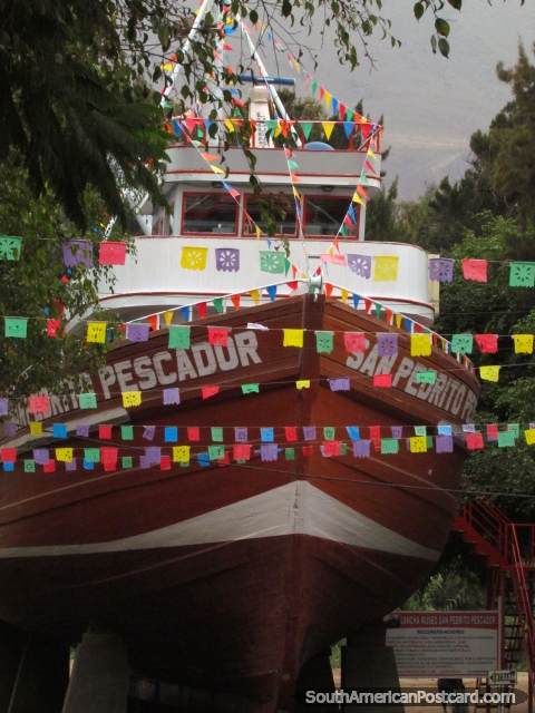 San Pedrito Pescador, barco grande en pantalla en parque Vivero Forestal en Chimbote. (480x640px). Per, Sudamerica.