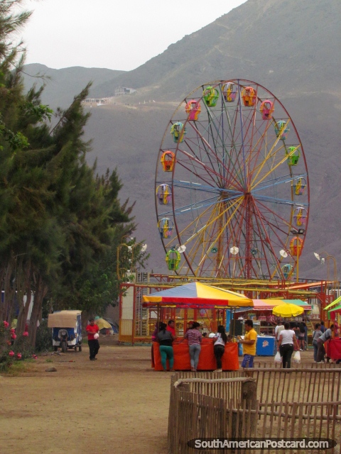 Roda de Ferris e feira em Vivero Forestal em Chimbote, Feira de Integracion San Pedro. (480x640px). Peru, Amrica do Sul.