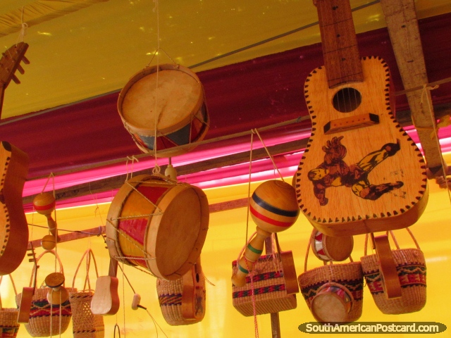 Guitarra y pequeos tambores para venta en la feria de arte en Chimbote. (640x480px). Per, Sudamerica.