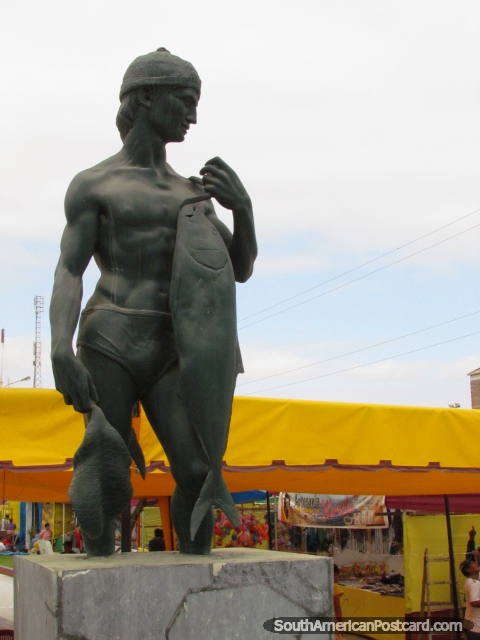 Estatua de un pescador en Isla Blanca Boulevard en Chimbote. (480x640px). Per, Sudamerica.