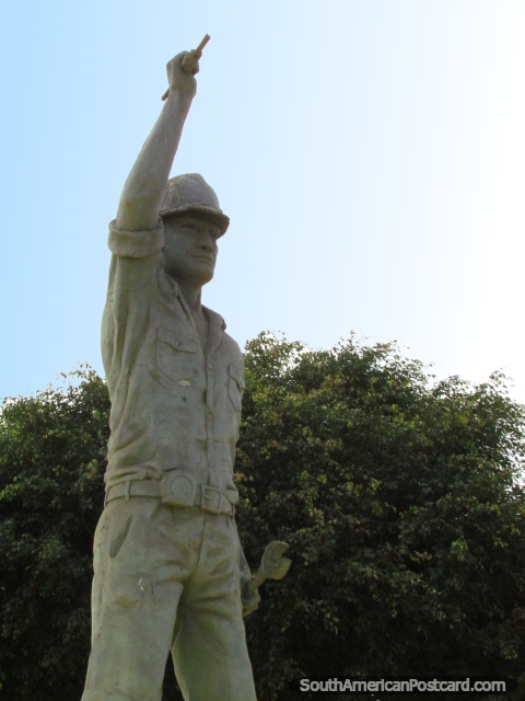 Monumento a los trabajadores de Chimbote - El Siderurgico (1986). (480x640px). Per, Sudamerica.