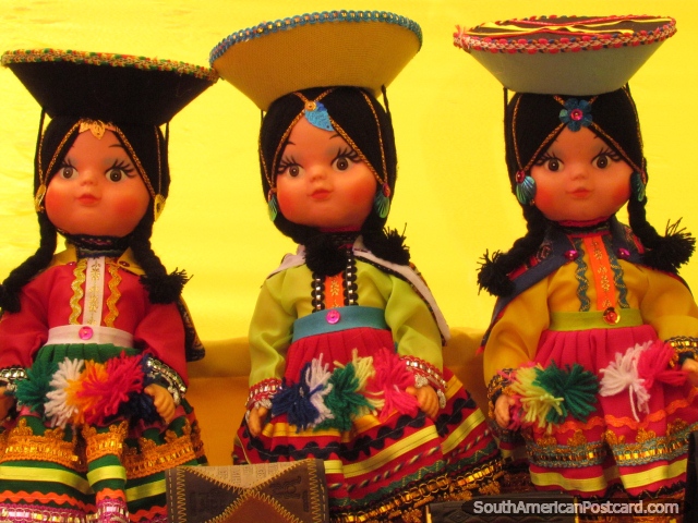3 bonecas indgenas com roupa tradicional e chapus na feira de arte, Chimbote. (640x480px). Peru, Amrica do Sul.