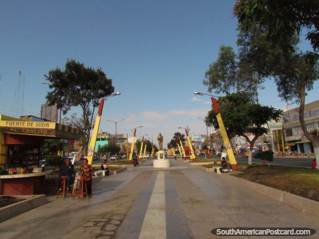 Vista de parte de Isla Blanca Boulevard en Chimbote. (640x480px). Per, Sudamerica.