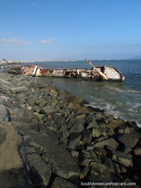 Um naufrágio perto de Praça Grau na terra a margem de água de Chimbote. (480x640px). Peru, América do Sul.
