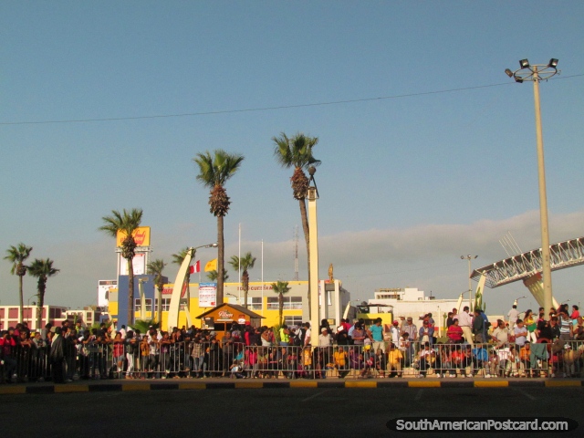 As pessoas de Chimbote reúnem-se para olhar um festival de dança em Praça Grau. (640x480px). Peru, América do Sul.