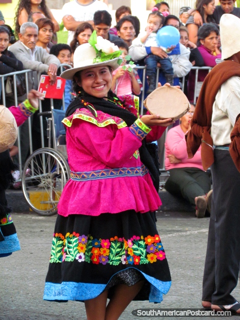 A menina de Chimbote em vestido tradicional e chapéu sorri para a câmera. (480x640px). Peru, América do Sul.