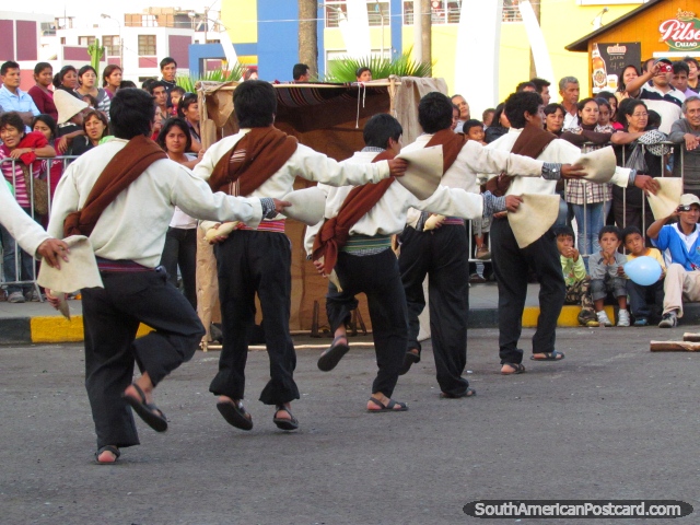 Los nios Peruanos en el vestido tradicional bailan en Chimbote. (640x480px). Per, Sudamerica.