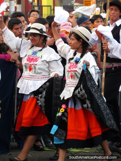 Meninas em bela roupa tradicional e chapus em Chimbote. (480x640px). Peru, Amrica do Sul.