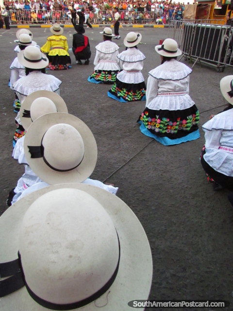 Uma linha de meninas em chapéus em um festival de dança em Chimbote. (480x640px). Peru, América do Sul.